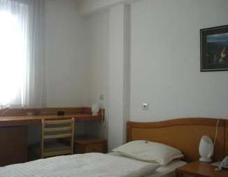 Omega Ambasador Hotel Сараево Стая снимка